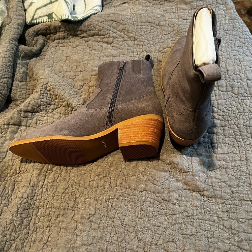 Women’s Size 7 and 8 Brand New with box Lisa and Vicky Gray Suede Ankle Boots - Picture 5 of 6